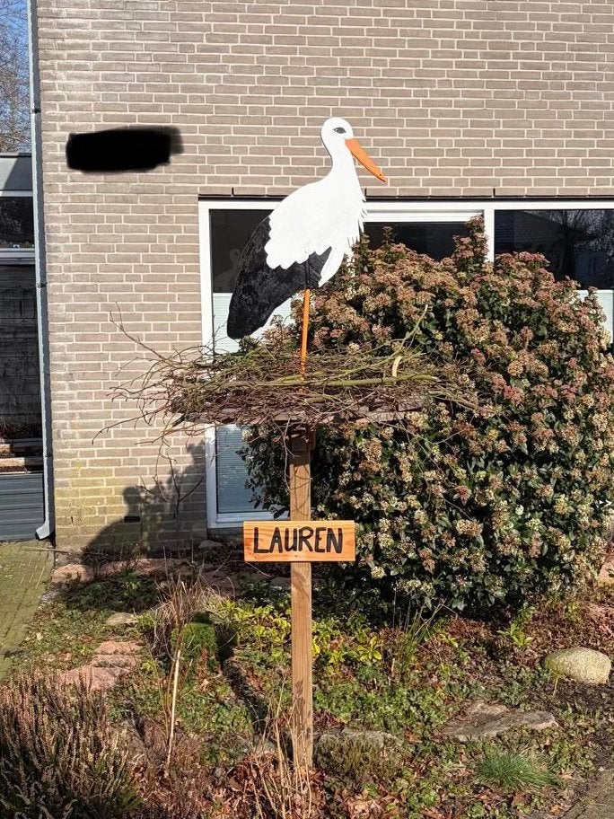 Houten geboorte ooievaar met standaard te huur, Ophalen, Zo goed als nieuw
