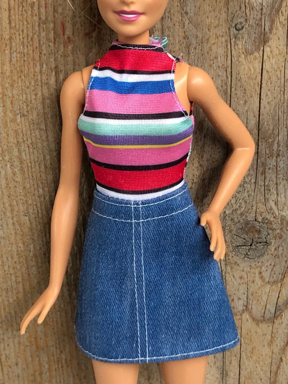 Rood blauw roze spijkerjurk voor Barbie, Kinderen en Baby's, Ophalen of Verzenden, Zo goed als nieuw, Barbie