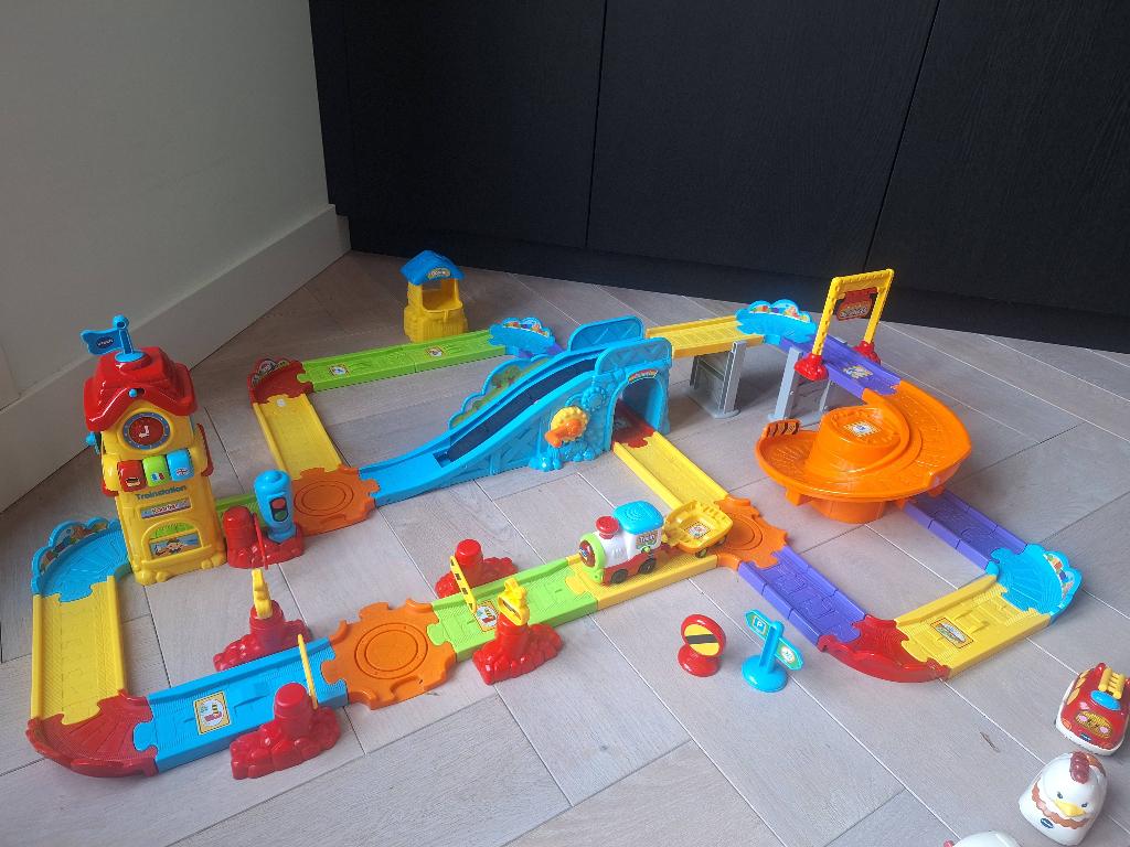 Toet toet treinbaan, stuntbaan, kippenhok + veeel auto's, Kinderen en Baby's, Speelgoed | Vtech, Ophalen, Gebruikt, 2 tot 4 jaar