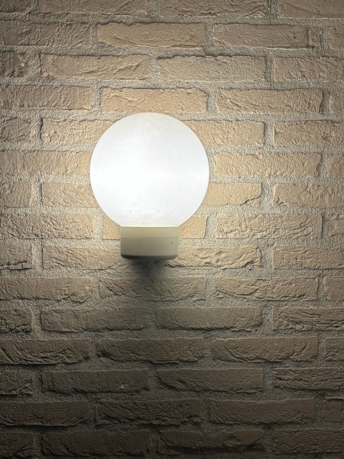 Vintage wand lamp met opalen glazen bol, Ophalen, Gebruikt, Glas, Wit
