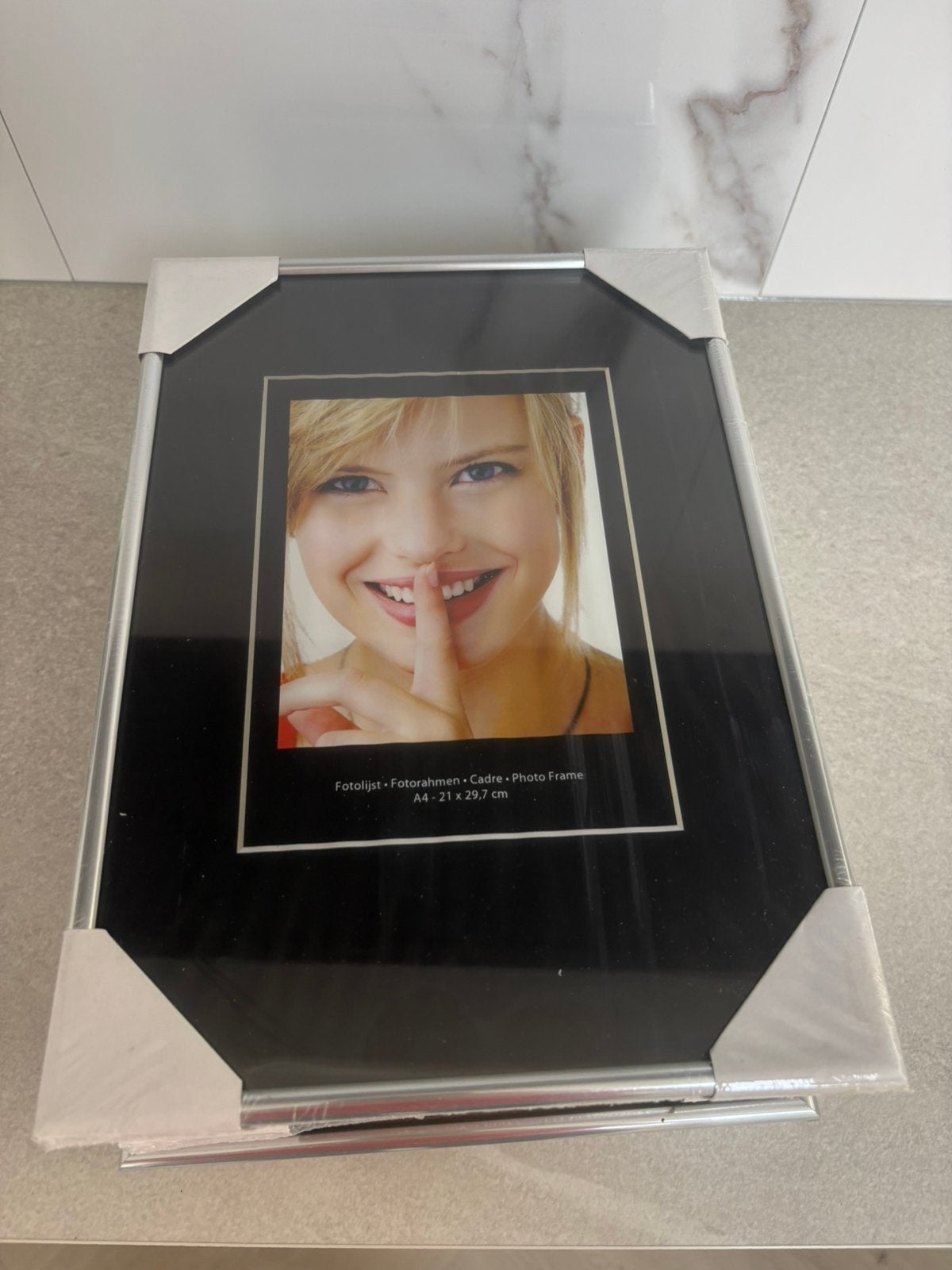 Fotolijst A4 formaat met zilverkleurig frame, Ophalen, Zo goed als nieuw