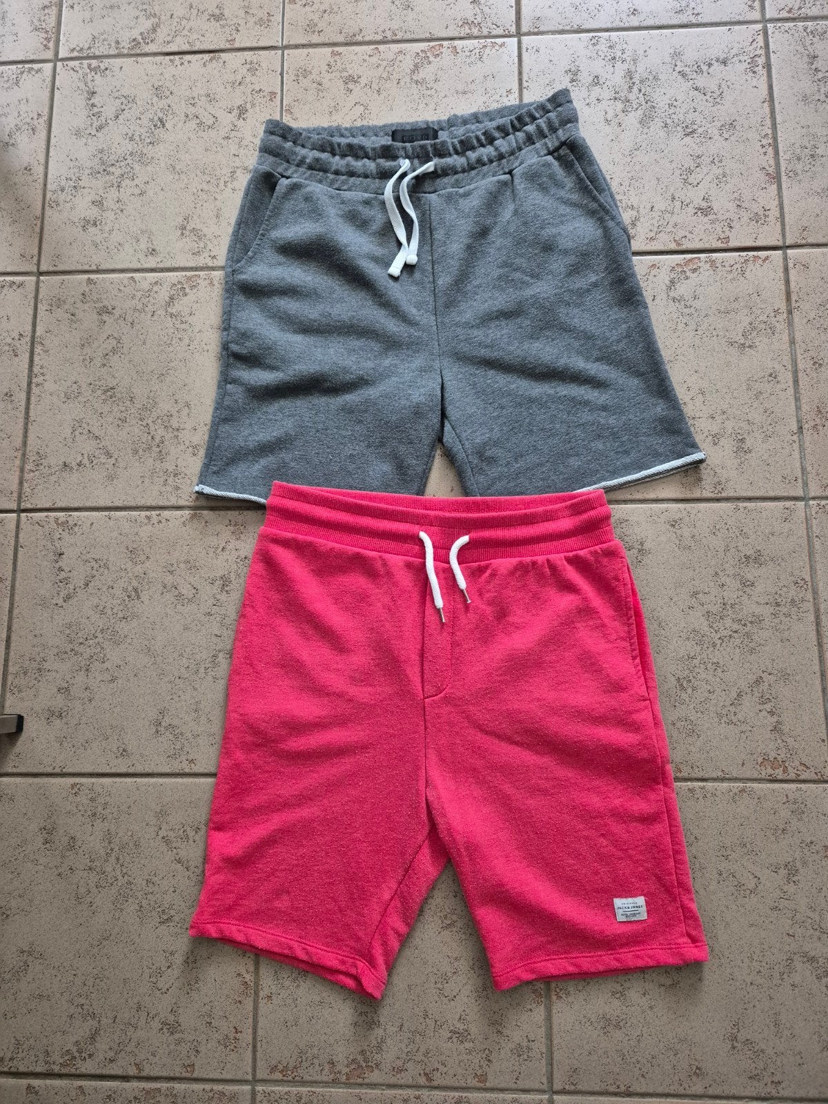 2 korte broeken, mt. S JACK EN JONES, Kleding | Heren, Broeken en Pantalons, Ophalen of Verzenden, Zo goed als nieuw, Maat 46 (S) of kleiner