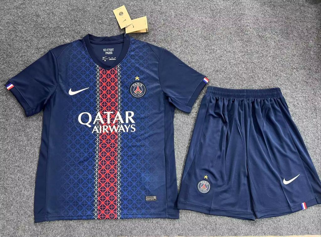 PSG thuis kinder tenue, Sport en Fitness, Voetbal, Maat XS of kleiner, Ophalen of Verzenden, Zo goed als nieuw, Set
