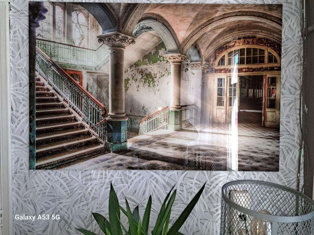 Foto op glas: Verlaten gebouw met trap, Ophalen, Gebruikt, 100 tot 125 cm, Foto of Poster