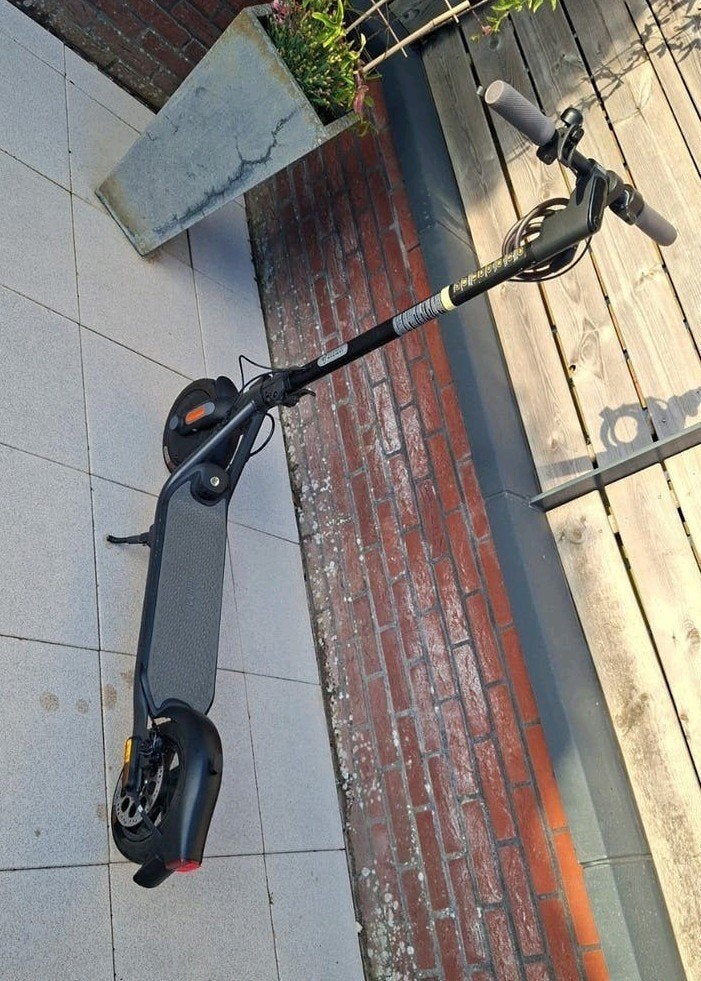 Ninebot KickScooter E-step met extra band, slot en lader, Ophalen of Verzenden, Zo goed als nieuw, Elektrische step (E-scooter)