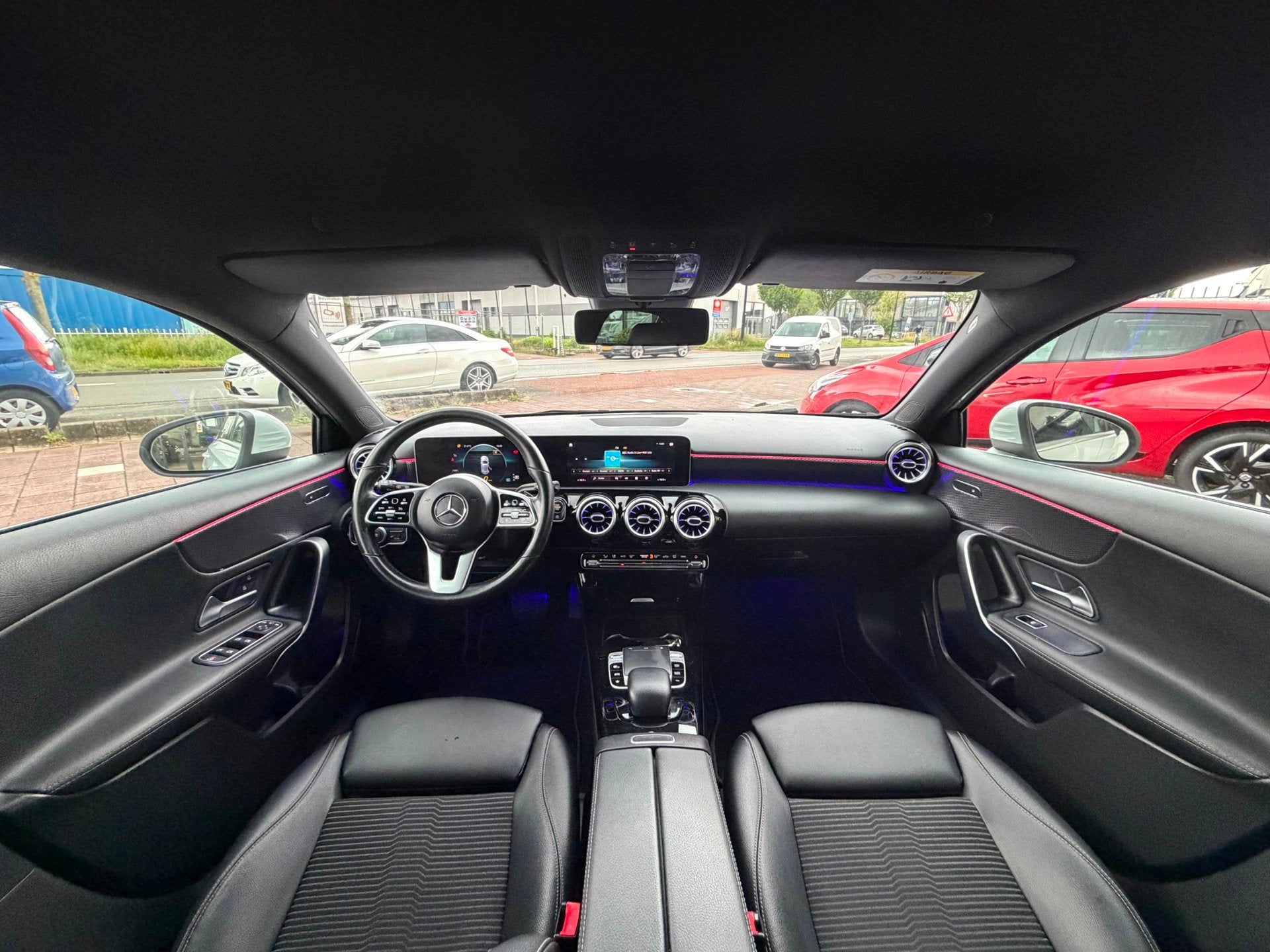 Mercedes-Benz A-klasse 200 Business Solution AMG Upgrade AUT, Auto's, Gebruikt, Euro 6, 4 cilinders, Leder en Stof
