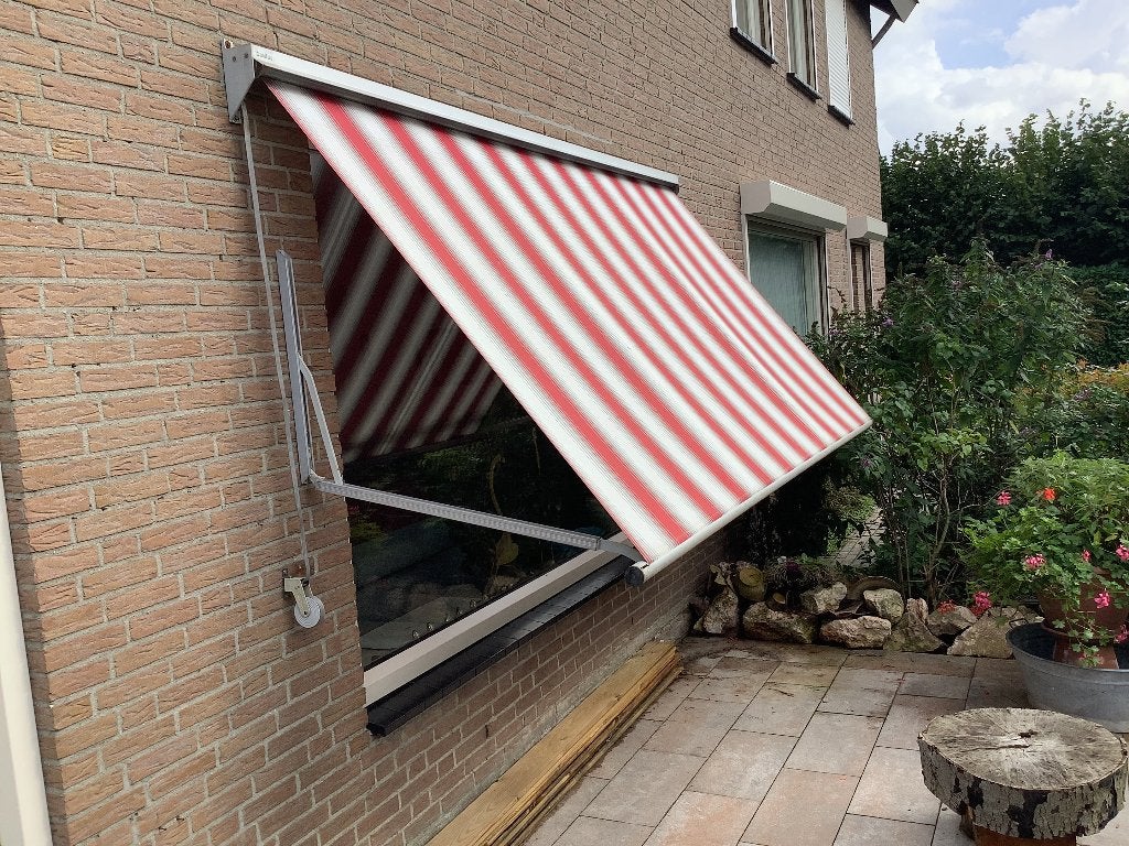 Uitvalscherm rood/wit gestreept - Handbediend, Ophalen, Gebruikt, 150 tot 300 cm, 250 cm tot 450 cm