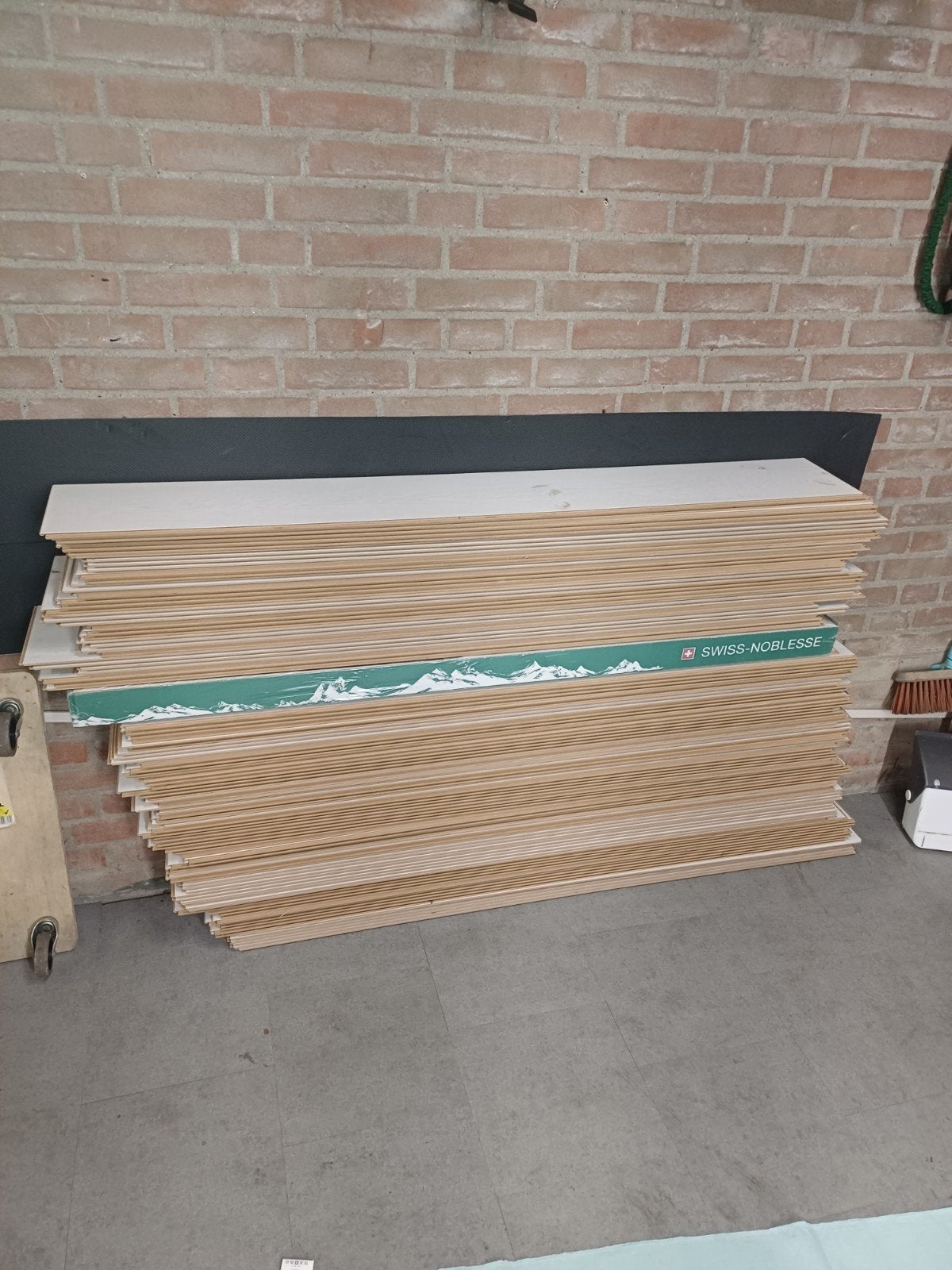 Laminaat 30 m2 Swiss-Noblesse V-Groove D 8009 WG, Ophalen, Zo goed als nieuw, Minder dan 5 m², 10 tot 30 cm