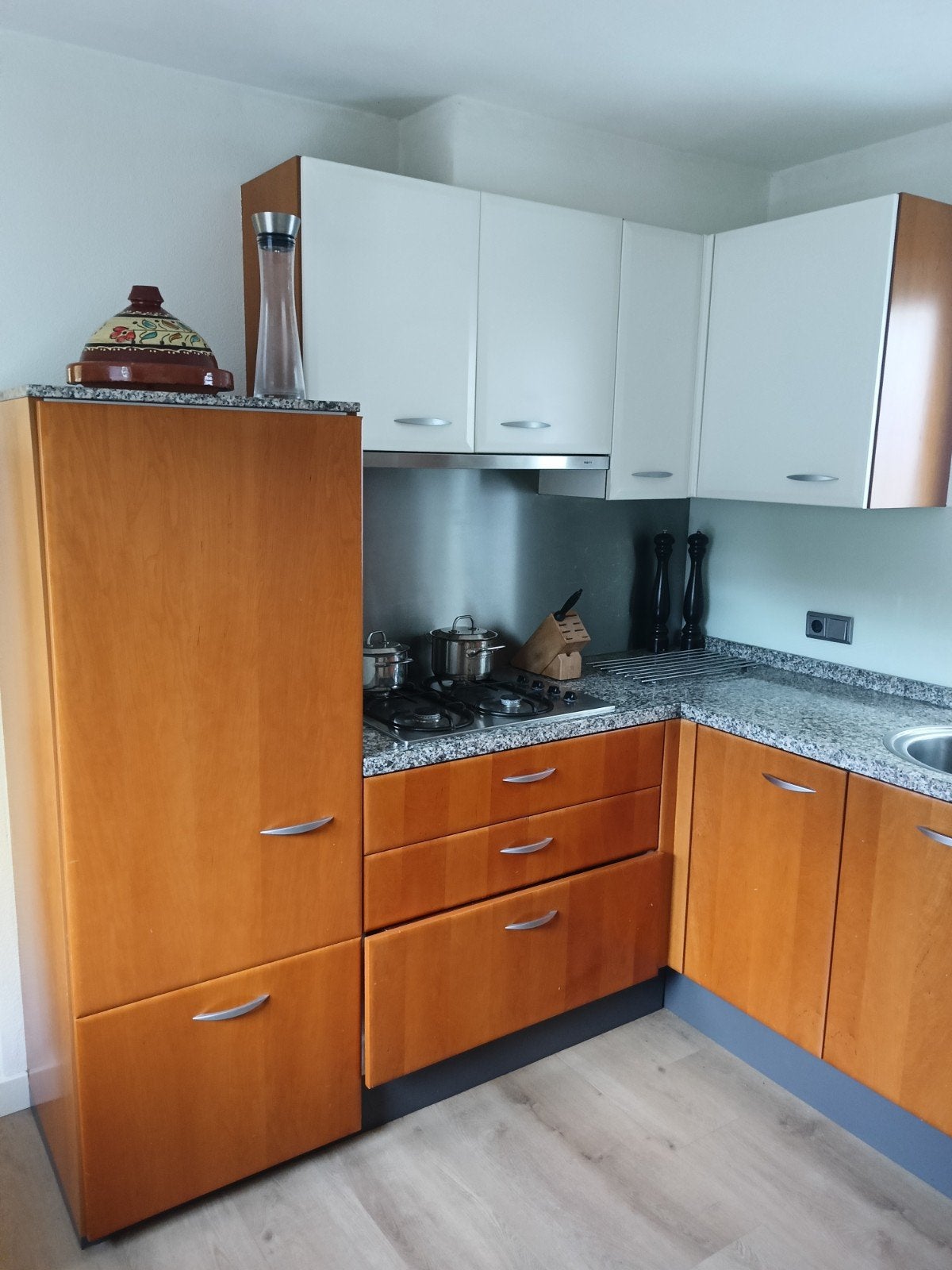 Gratis af te halen keuken in notenhout kleur met vaatwasser, Huis en Inrichting, Ophalen, Gebruikt, Wit, Hoekkeuken