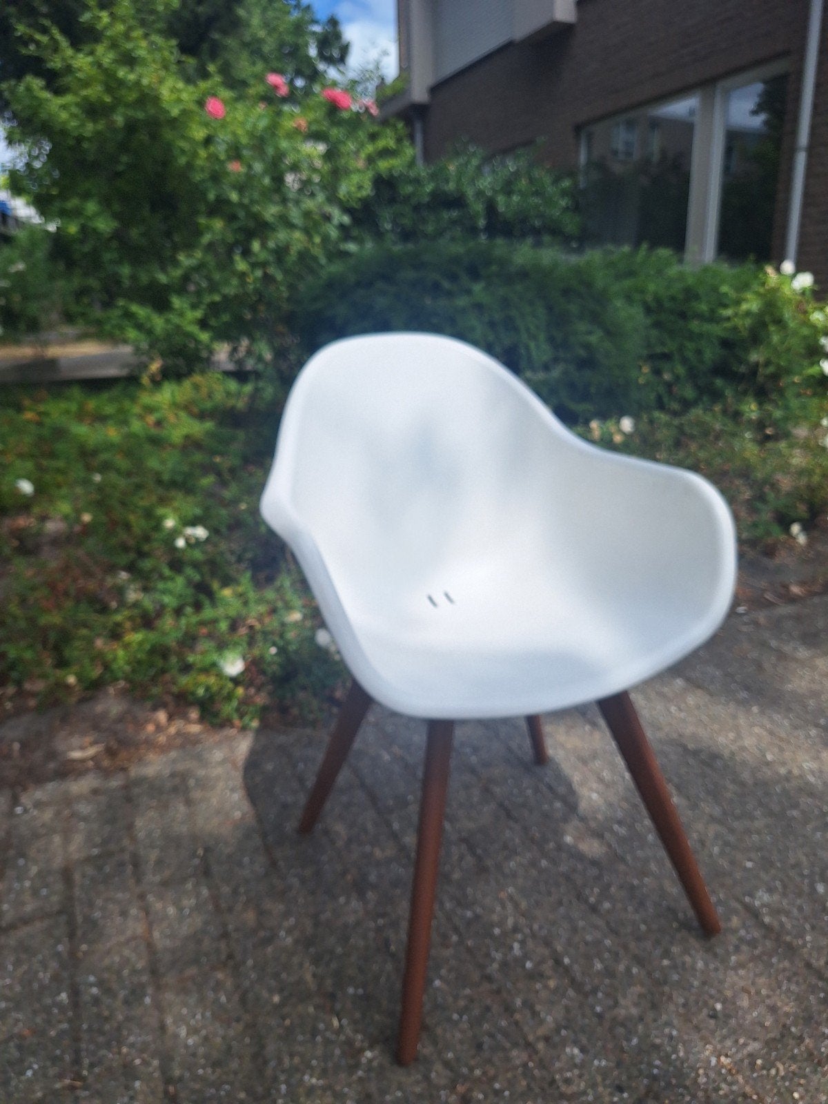 Gratis witte stoel met houten poten - kuipstoel, Huis en Inrichting, Stoelen, Ophalen
