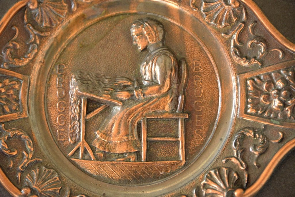 Koperen schotel. Brugge-Bruges. Tafereel: kantklosser., Ophalen of Verzenden