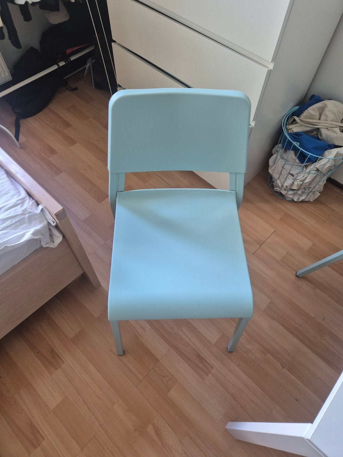 4x Lichtblauwe stoelen van plastic en ijzer, Ophalen, Gebruikt, Grijs, Vier