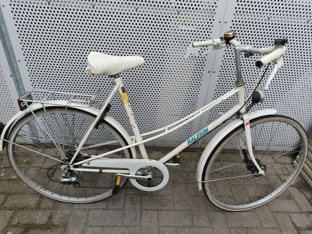 Raleigh damesfiets wit, Fietsen en Brommers, Fietsen | Oldtimers, Ophalen
