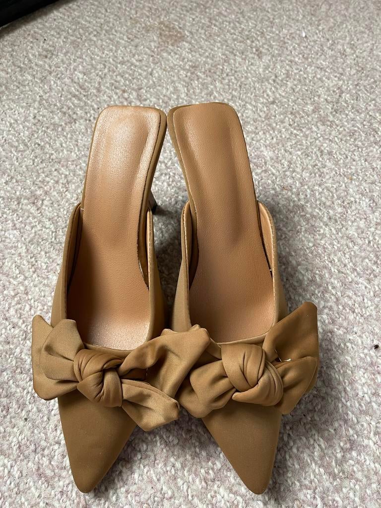 Beige muiltjes met strik, maat 39, Ophalen of Verzenden, Gedragen, Beige, Sandalen of Muiltjes