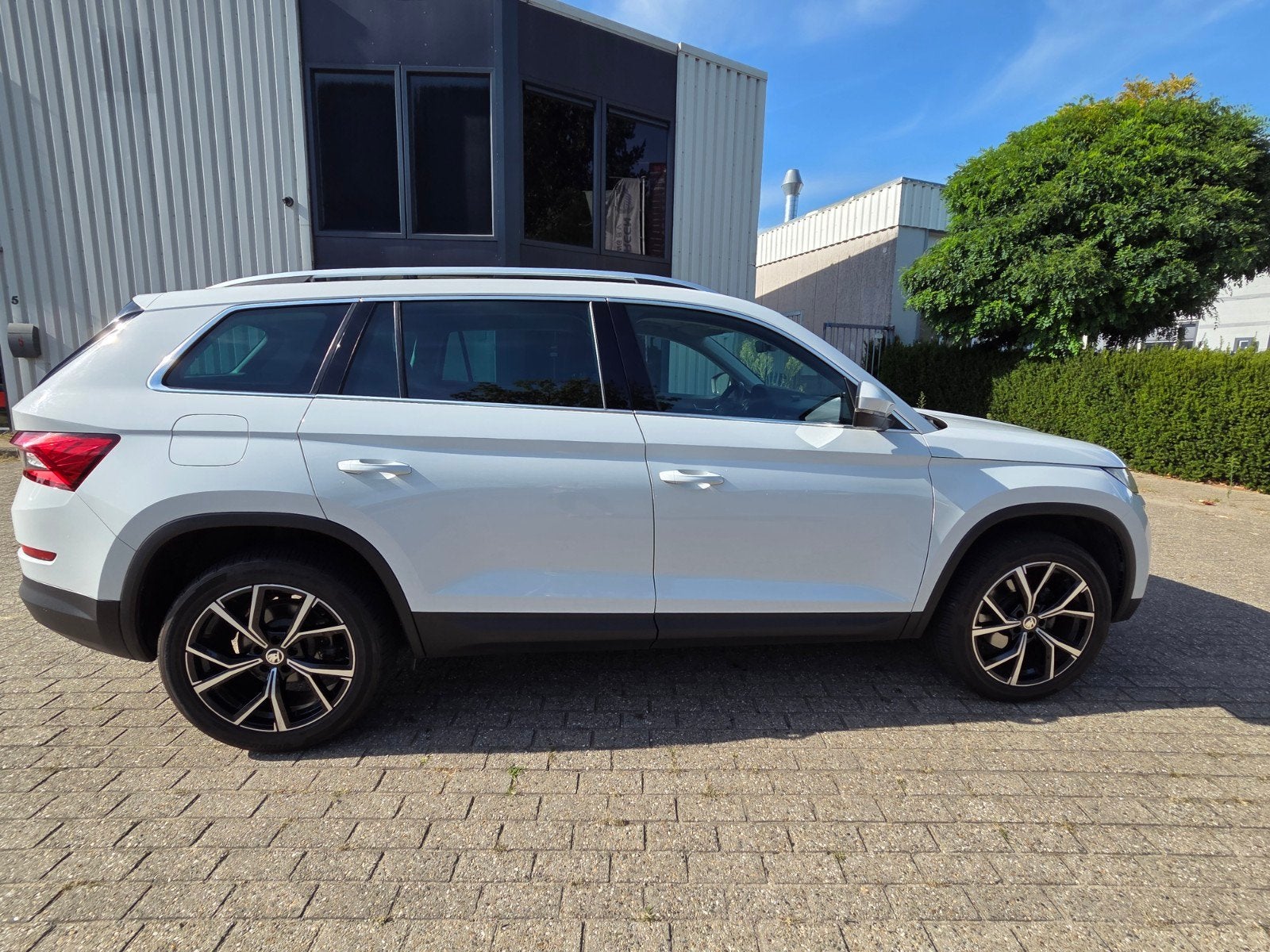 Skoda Kodiaq 1.5 TSI Business edition PANO/ Elek trekhak, Auto's, Zwart, 4 cilinders, Leder en Stof, Wit