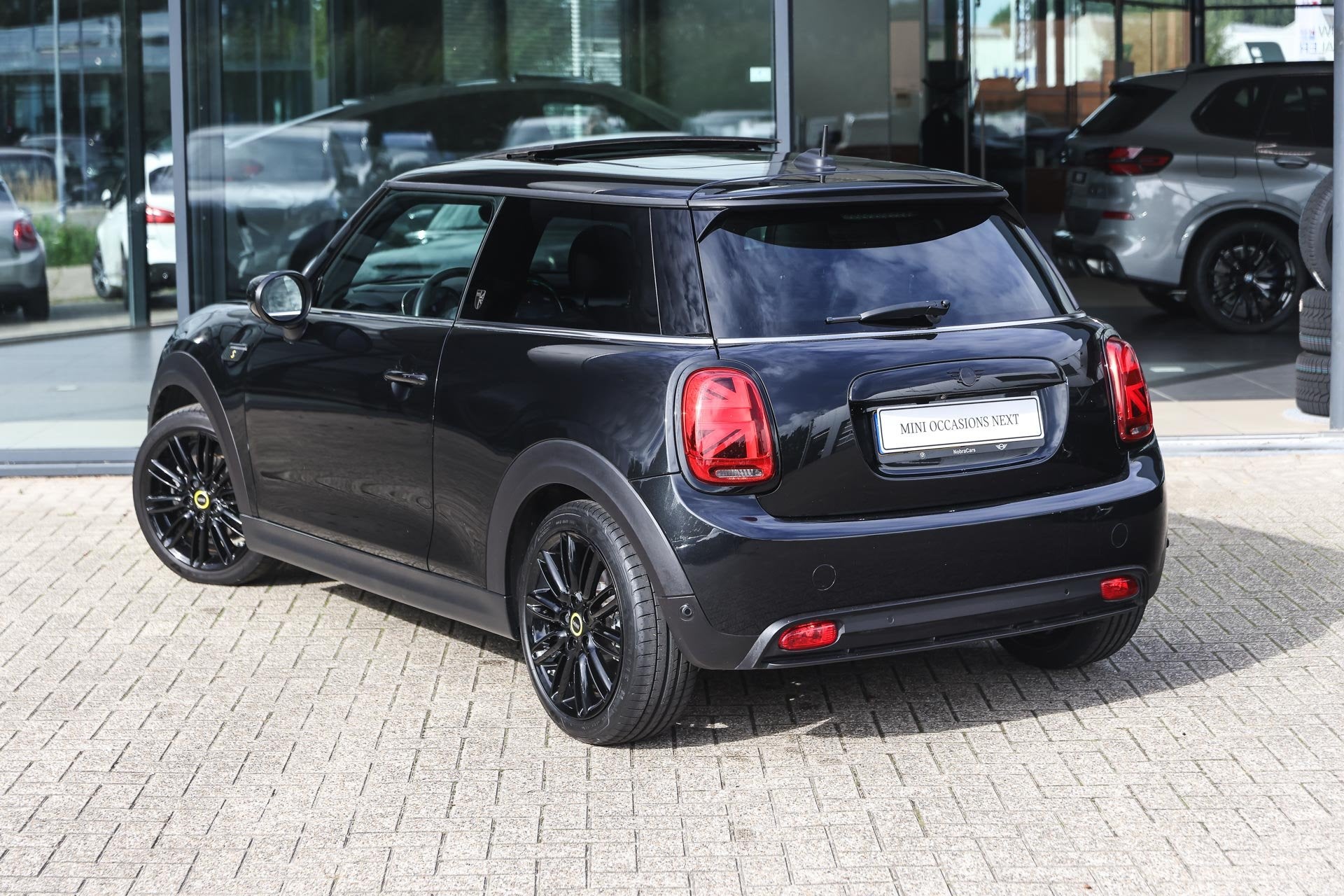 MINI Electric Yours / Panoramadak / Sportstoelen / Comfort A, Auto's, Dealer onderhouden, Gebruikt, Met garantie (alle), 4 stoelen