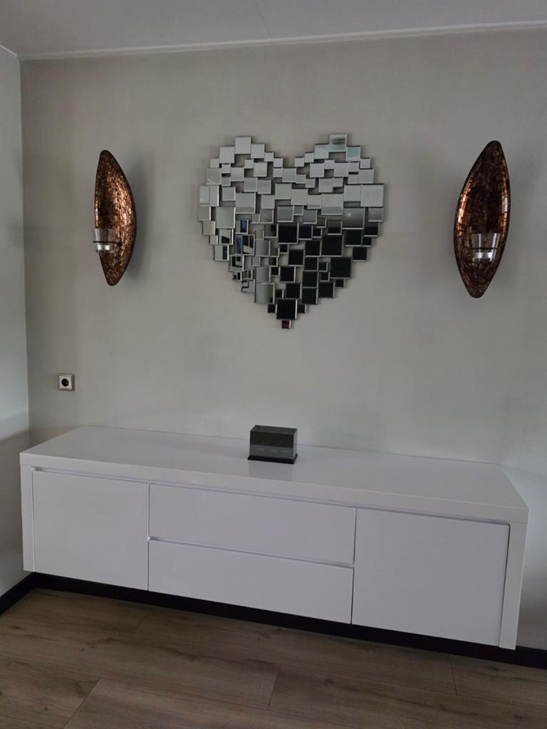 Hoogglans witte zwevende dressoir, Ophalen of Verzenden, Gebruikt, 25 tot 50 cm