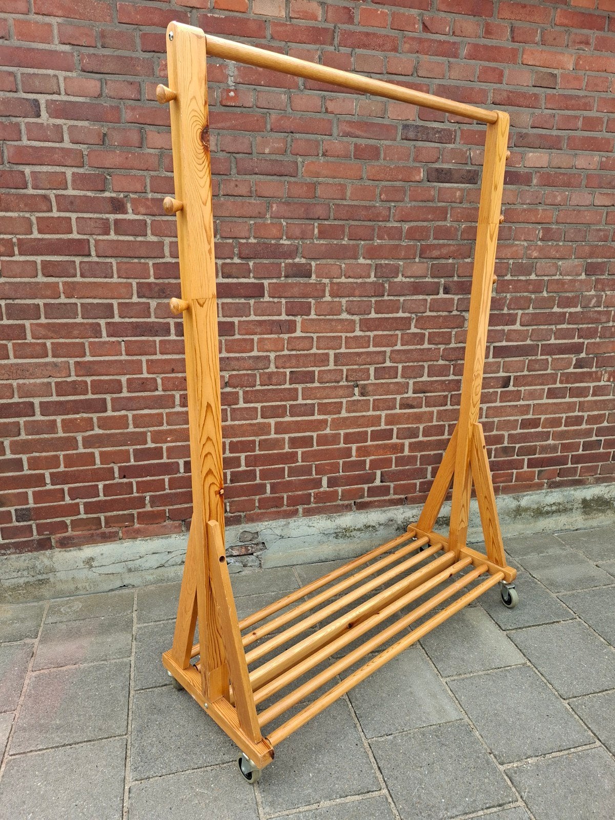 Vintage grenen verrijdbaar kledingrek met haakjes, Ophalen, Met wielen