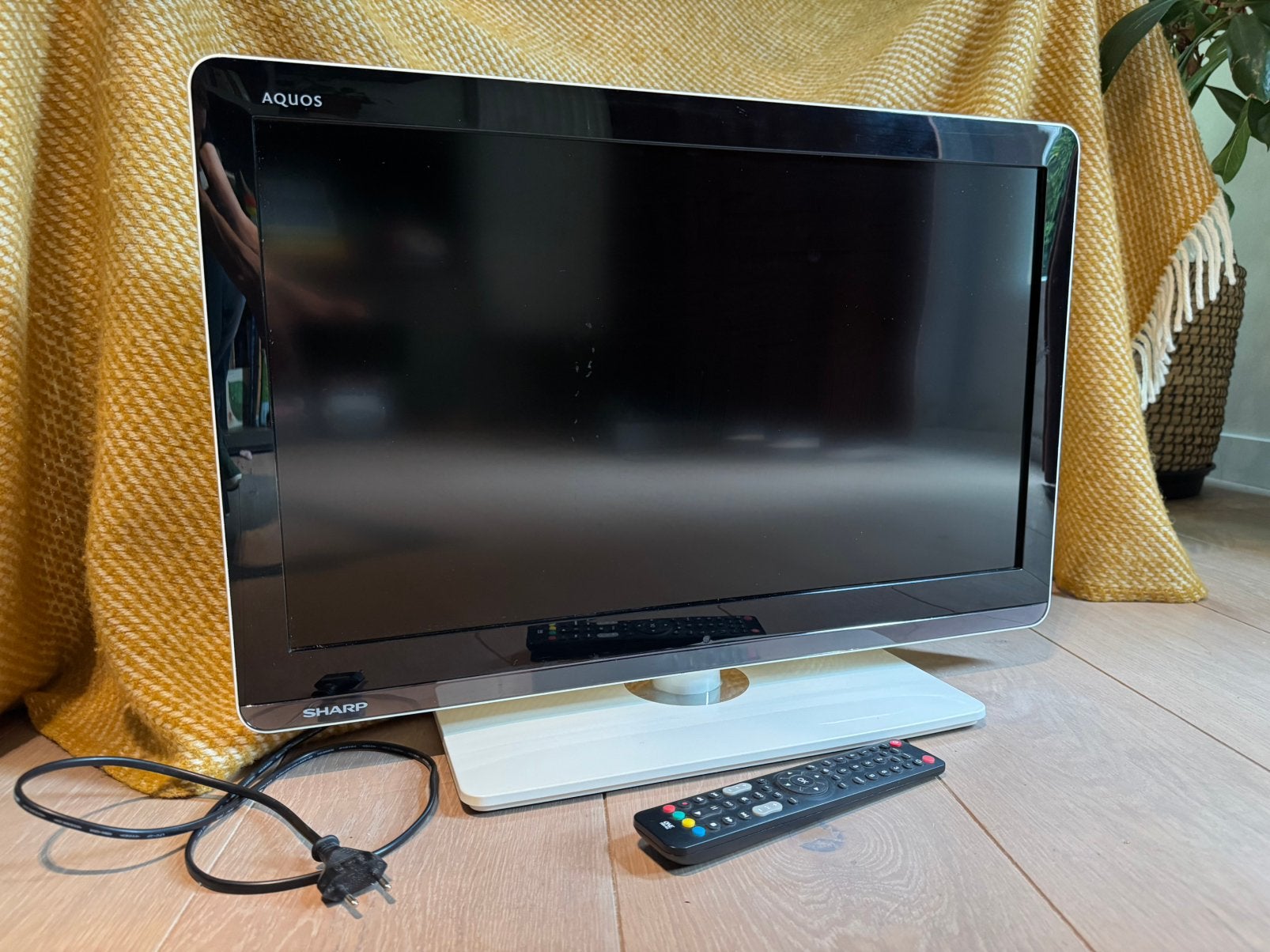 Witte Sharp 26 inch TV (LC-26LE320E) met HDMI, Ophalen, Gebruikt, 50 Hz, Sharp