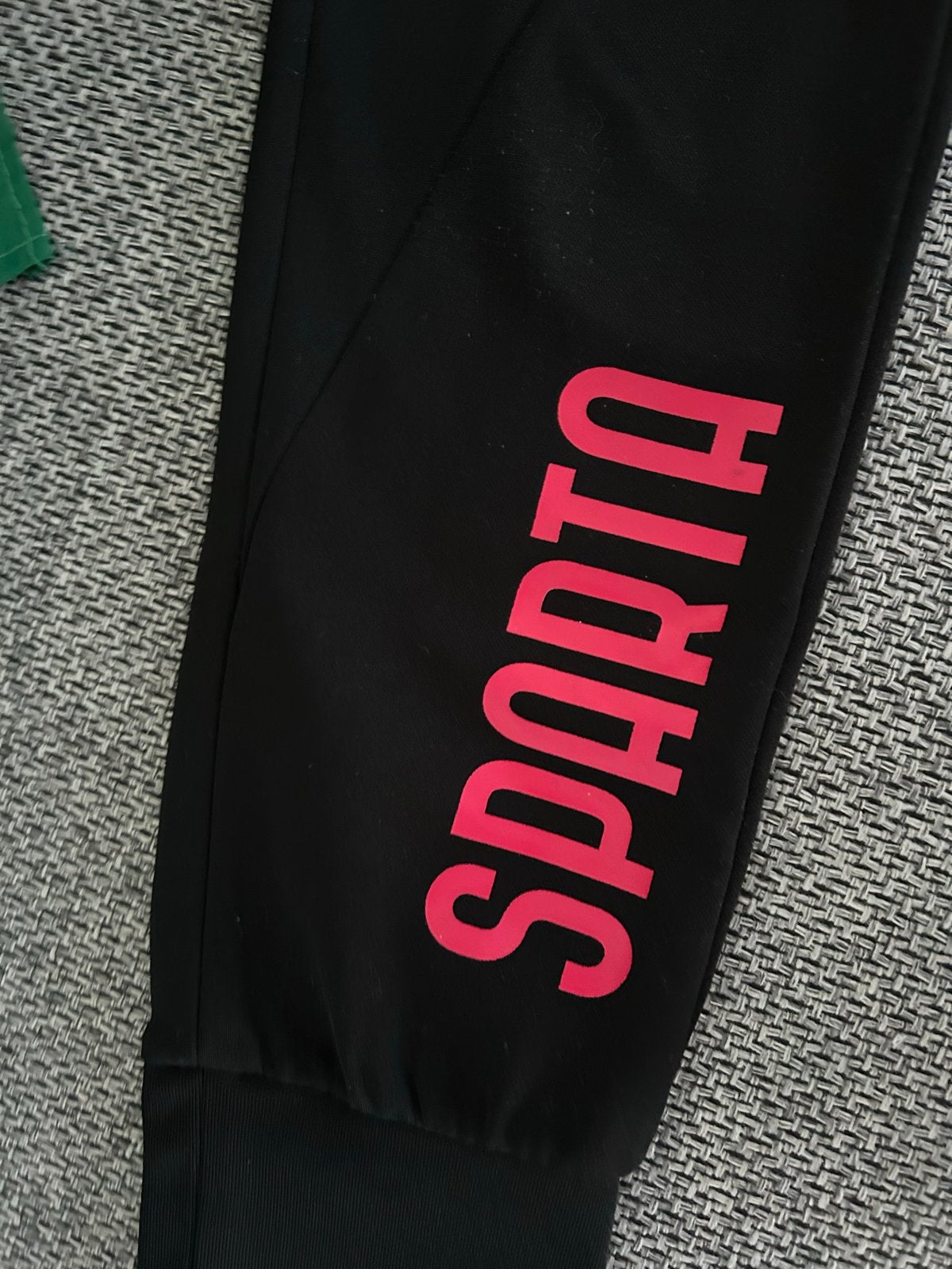 Robey Sparta Rotterdam Trainingsbroek - Zwart/Rood maat 164, Zwart, Ophalen of Verzenden, Zo goed als nieuw, Algemeen