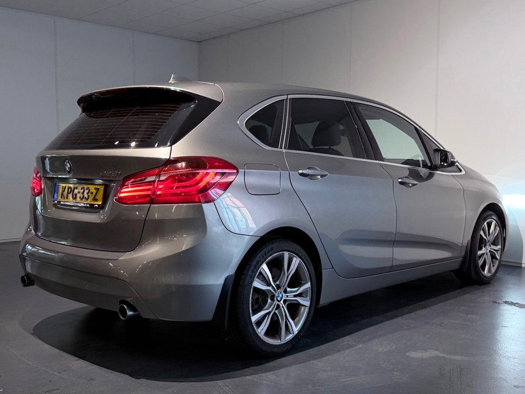 BMW 2-serie Active Tourer 225i AUT /Clima/Cruise/PDC/Leer/NA, Auto's, BMW, Gebruikt, 4 cilinders, Bedrijf, 1405 kg