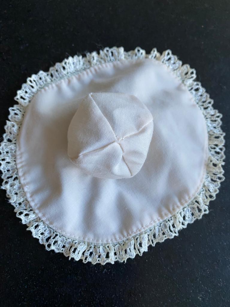Vintage Pedigree Sindy 80 s hoed #44660 Royal Occasion, Verzamelen, Verzenden, Gebruikt, Kleertjes