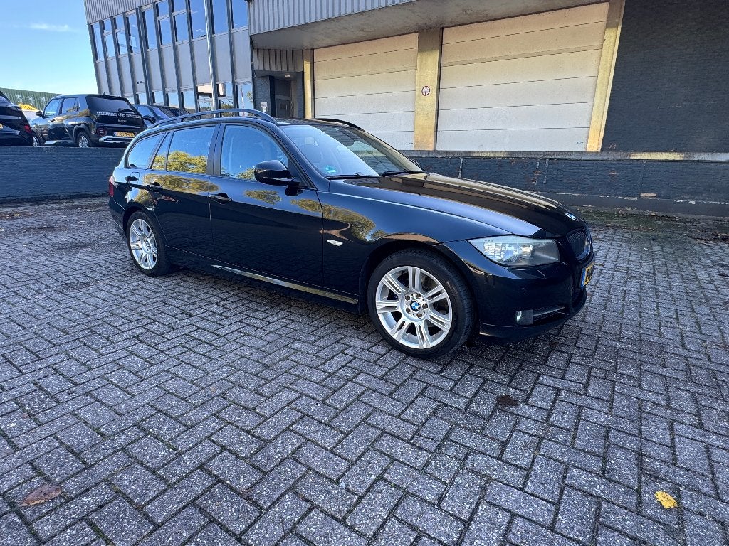 BMW 318d Touring LCI 2009 | 333k km | Panoramadak | Xenon, 21 km/l, 745 kg, Achterwielaandrijving, Zwart
