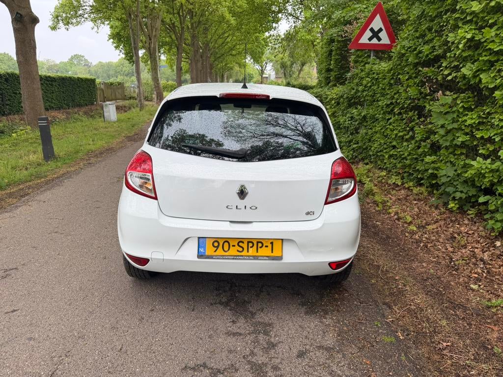 Renault Clio 1.5 DCI 65KW 5-DRS 2011 Wit, Auto's, Voorwielaandrijving, 4 cilinders, Wit, Origineel Nederlands
