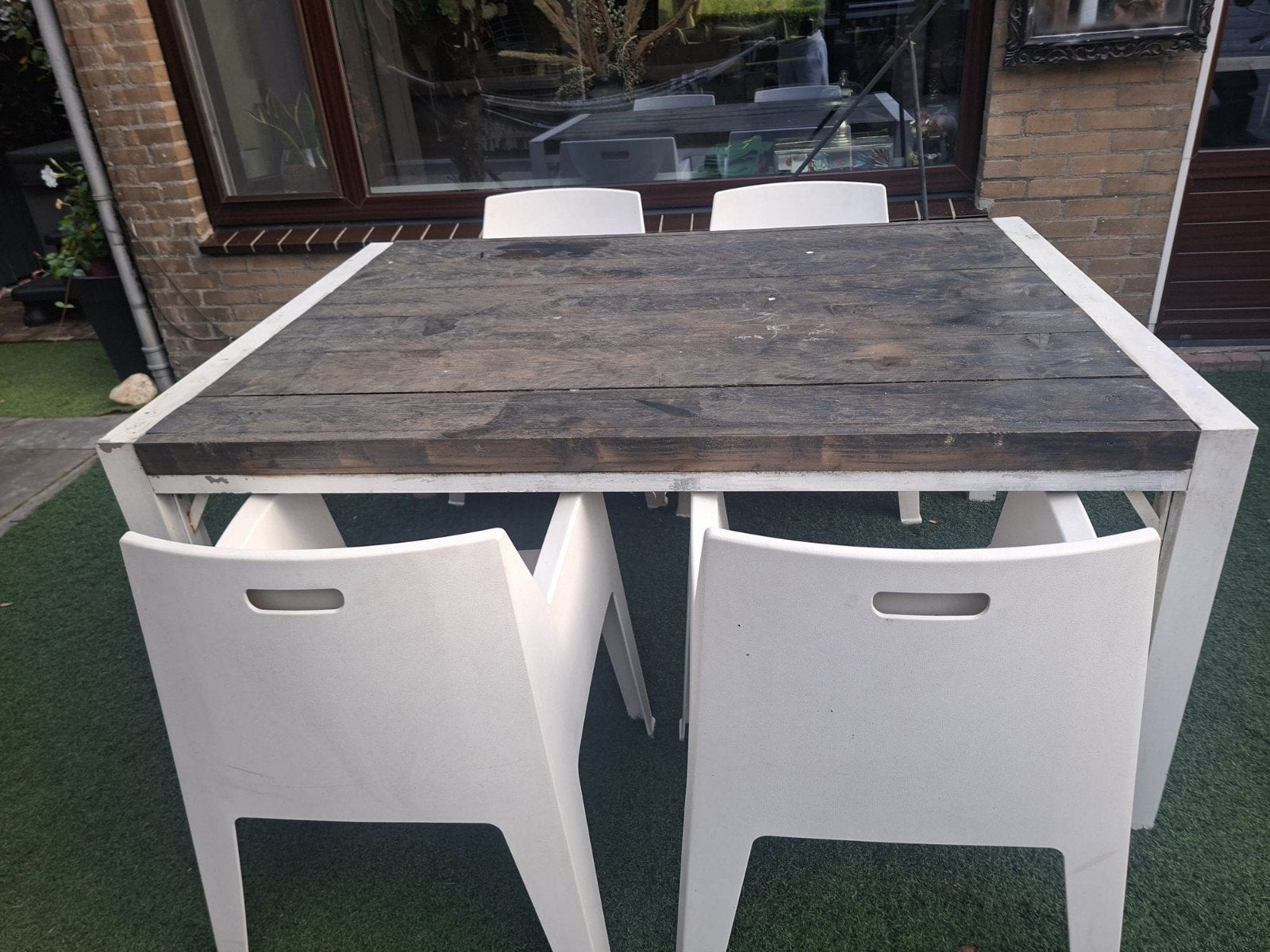 Tuinset met houten blad en 4 witte stoelen