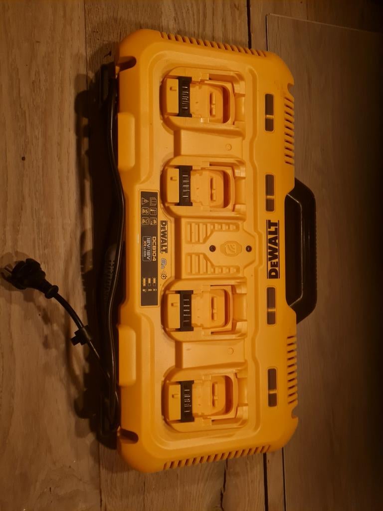 DeWalt DCB104 12V/18V XR Li-Ion Snellader - 4 Poorten, Ophalen of Verzenden, Zo goed als nieuw
