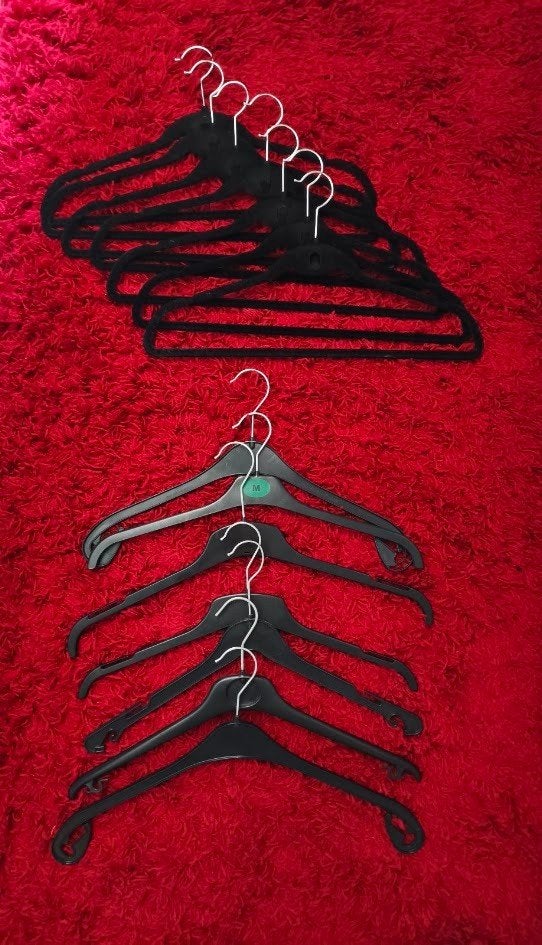 Kledinghangers plastic en velours ( 14 stuks ), Ophalen of Verzenden, Gebruikt, Overige materialen, Volwassenen