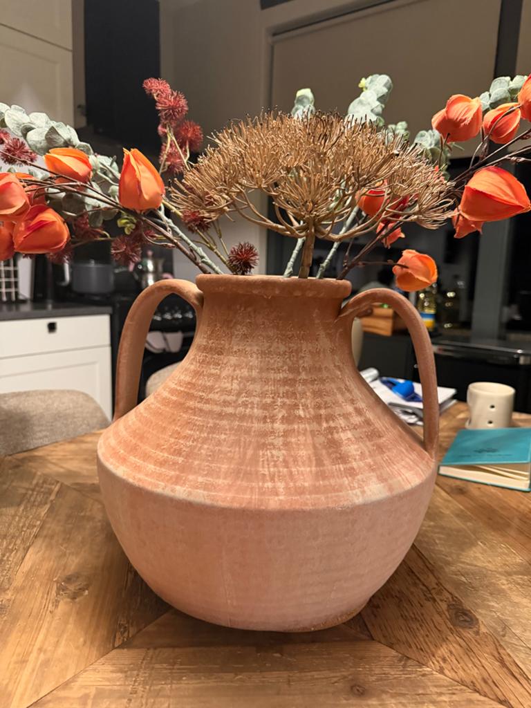 Grote terracotta kruik met kunst bloemen, Tuin en Terras, Bloempotten, Ophalen, Rond, Nieuw, Minder dan 40 cm