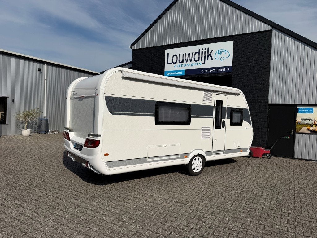 HOBBY De Luxe 495 WFB ’23 (Fransbed, Douche), Rondzit, Hobby, 7 tot 8 meter, Bedrijf