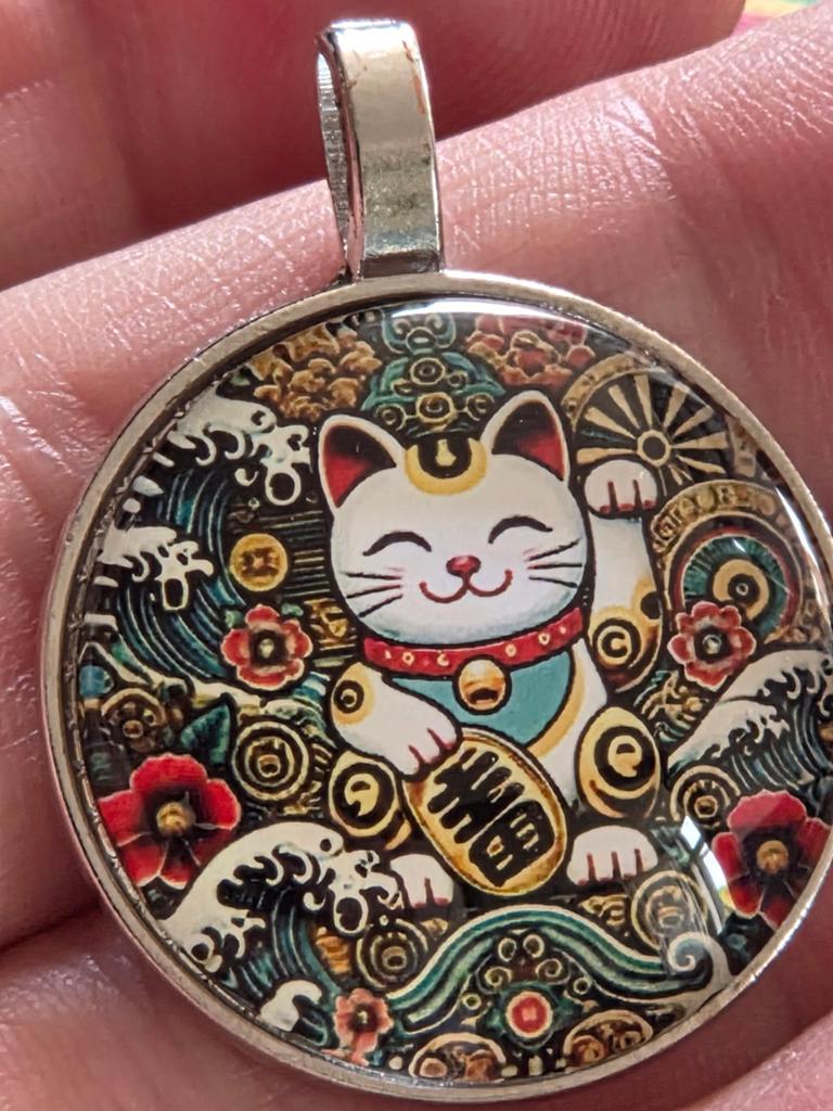 Maneki Neko Hanger - Gelukskat Glas Medaillon, Overige kleuren, Glas of Kristal, Nieuw, Ophalen of Verzenden