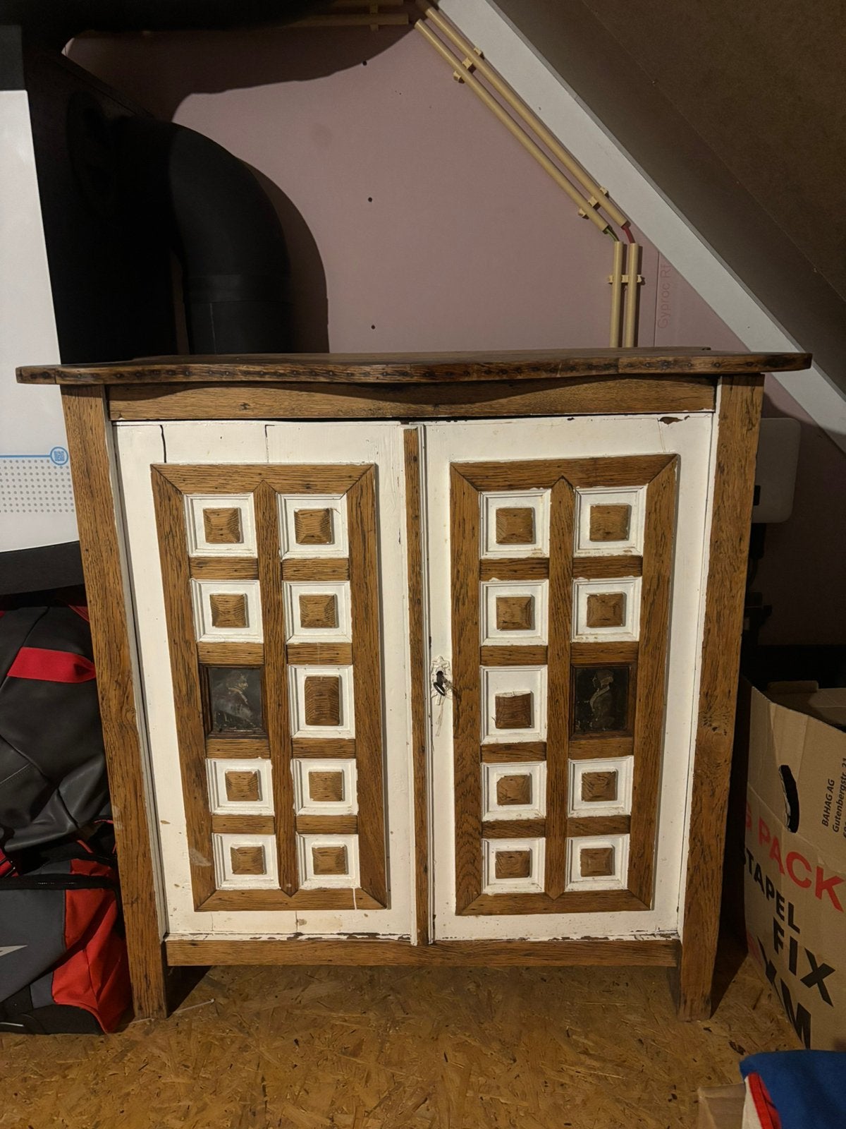 Dressoir met handgeschilderde details, Huis en Inrichting, Ophalen, 100 tot 150 cm, 50 tot 75 cm, Glas