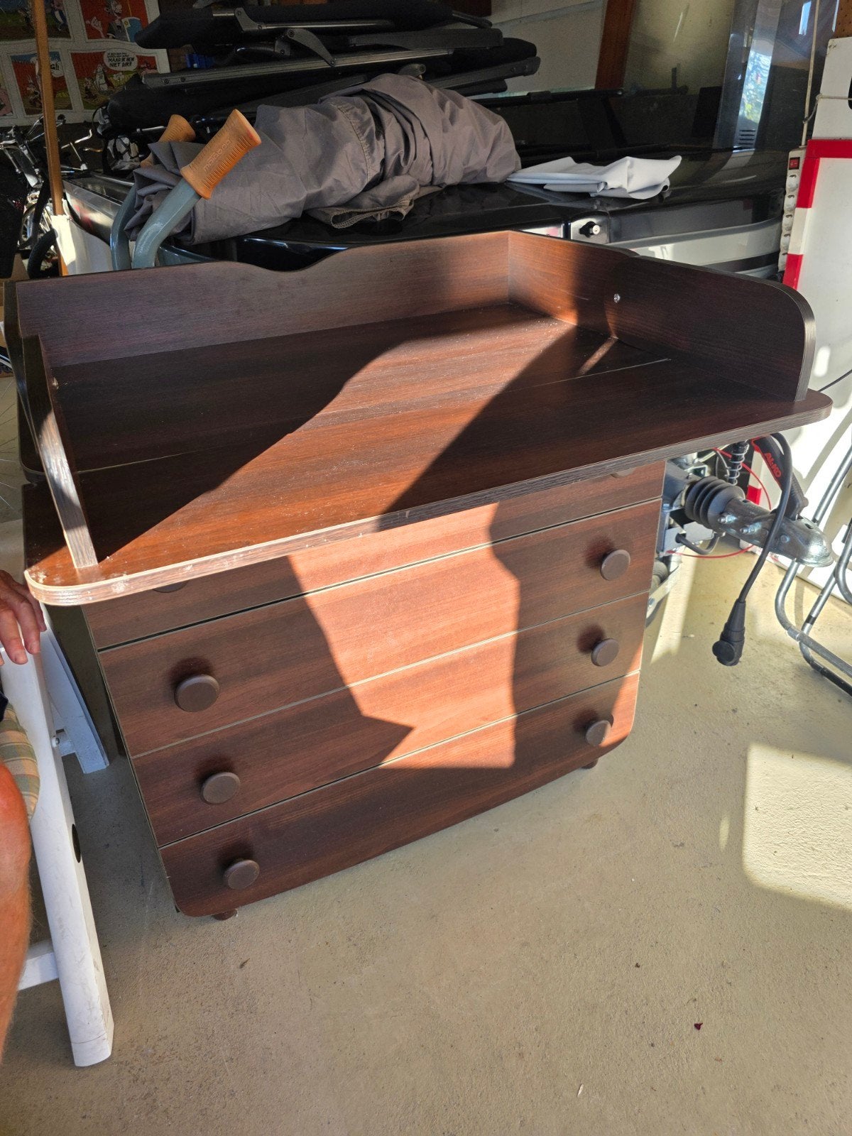 Donkerbruine Commode met Lades en Opstaande Rand, Ophalen