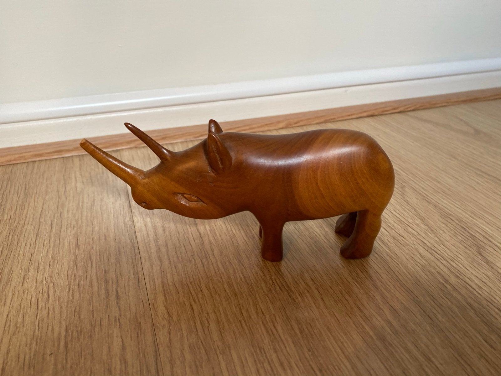 Houten neushoorn beeldje, Ophalen of Verzenden, Zo goed als nieuw