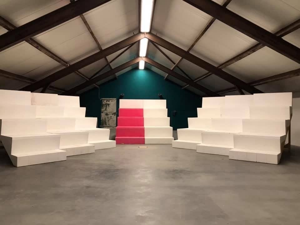 Modulaire tribune delen/zitmeubels voor evenementen, Gebruikt, Wit, Ophalen of Verzenden, Vijf, Zes of meer stoelen