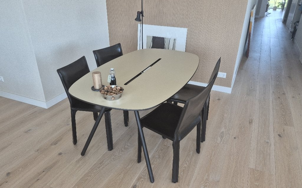 Design eettafel kleur champagne (eettafel, werktafel), Overige materialen, Zo goed als nieuw, Vijf personen of meer, Modern, scandinavisch