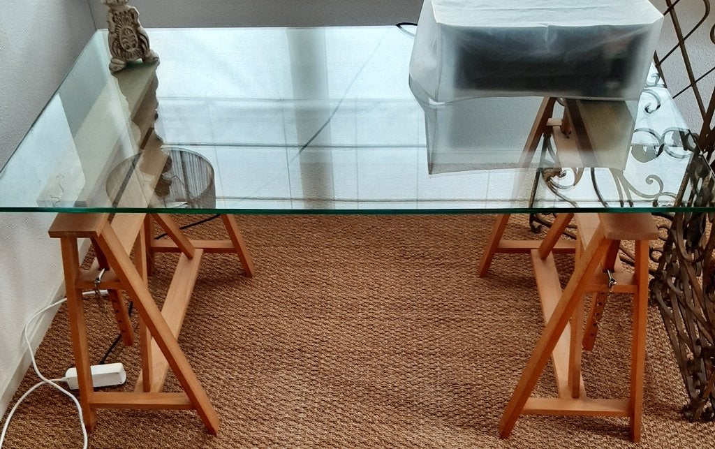 Scandinavisch bureau, tafel, glasplaat op schragen., Huis en Inrichting, Ophalen, Overige typen, In hoogte verstelbaar, Scandinavisch