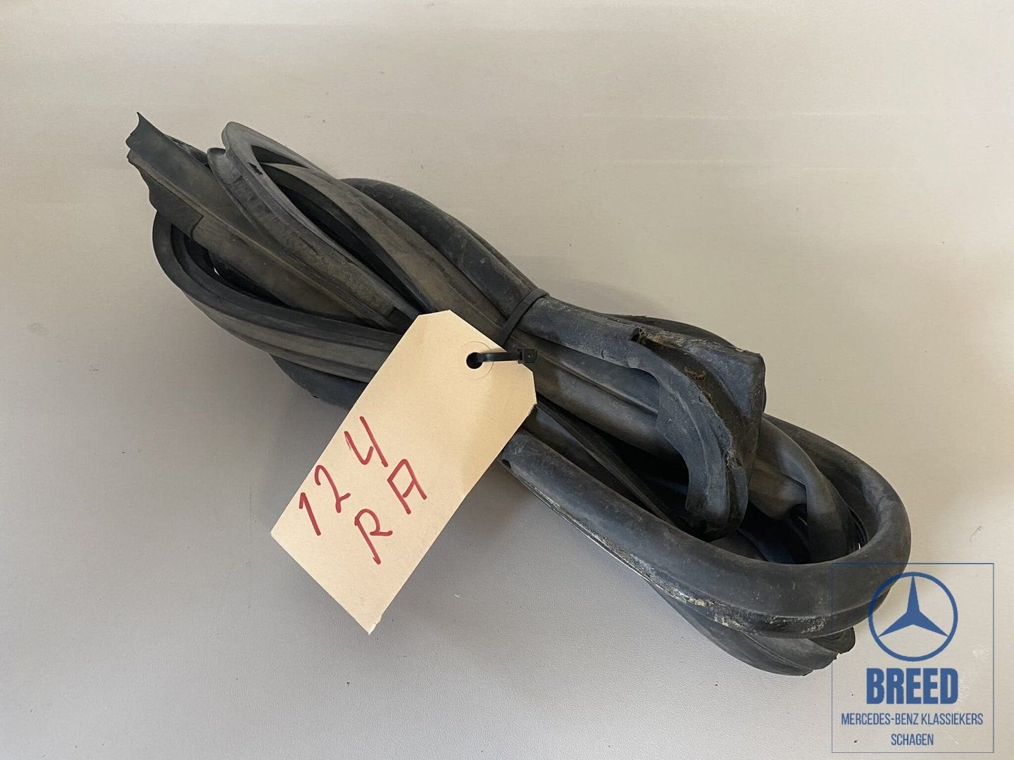 Deurrubber rechtsachter voor Mercedes-Benz W124 sedan, Gebruikt, -, Ophalen of Verzenden, -