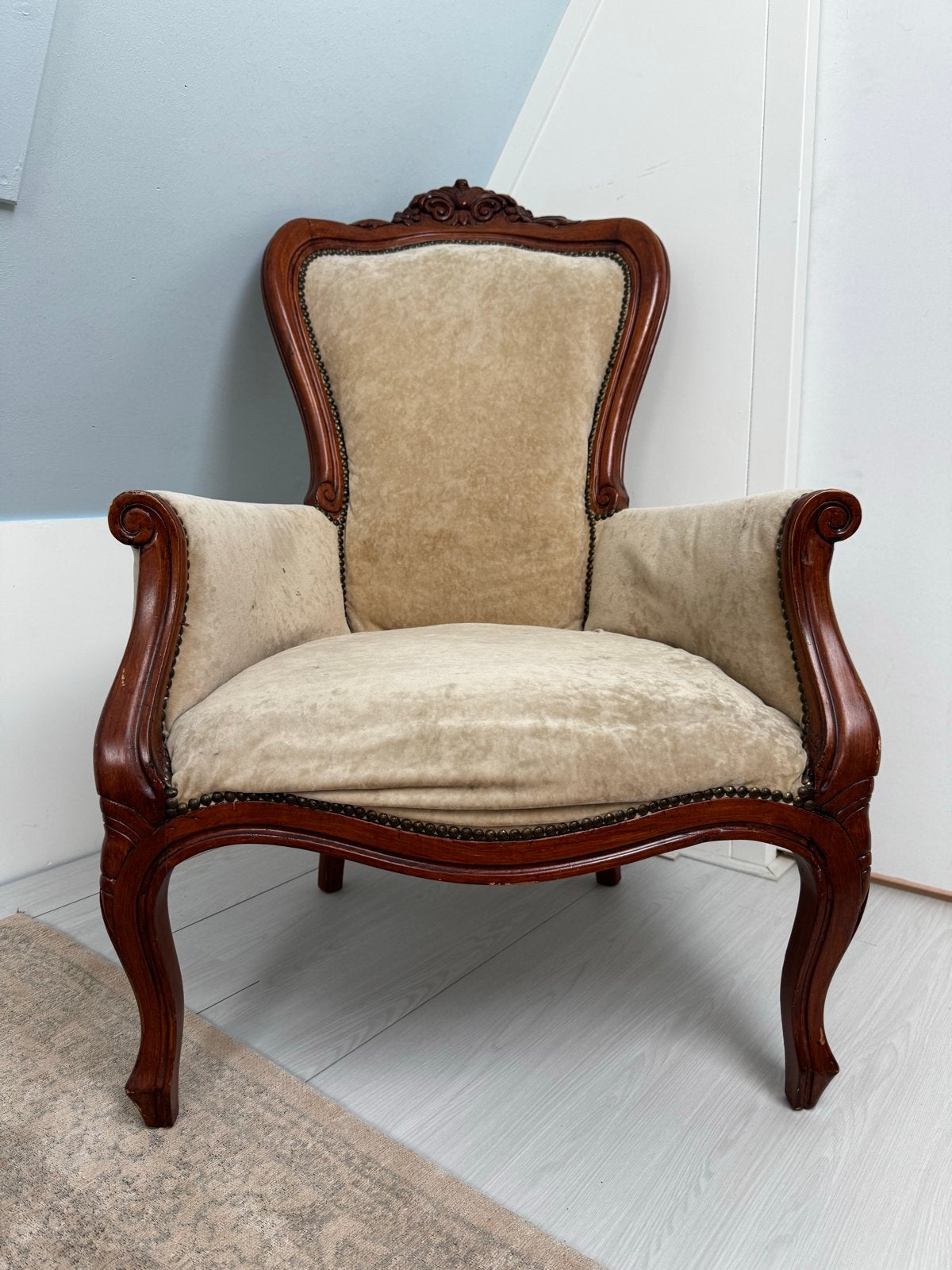 Antieke fauteuil in Lodewijk XV-stijl, beige velours, Ophalen