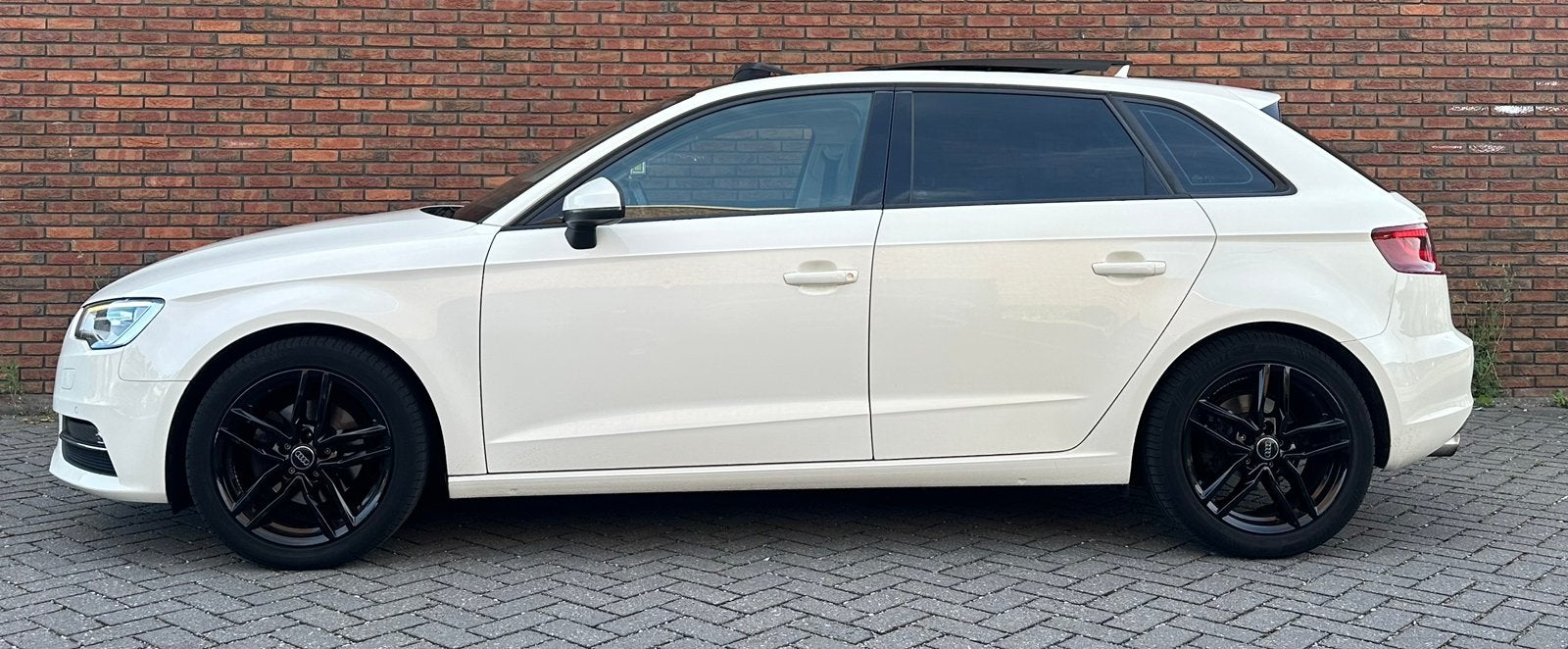 Audi A3 1.4 Tfsi Sportback Wit/Pano/Airco/Stoelvrw/APK nieuw, Voorwielaandrijving, Stof, Zwart, 4 cilinders