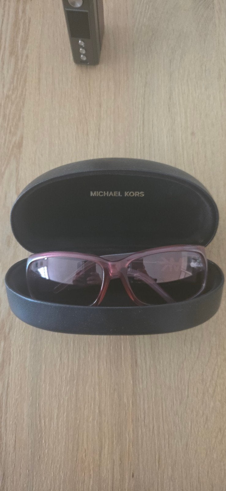 Michael Kors Zonnebril - Roze met MK logo, Sieraden, Tassen en Uiterlijk, Zonnebrillen en Brillen | Dames, Overige merken, Gebruikt