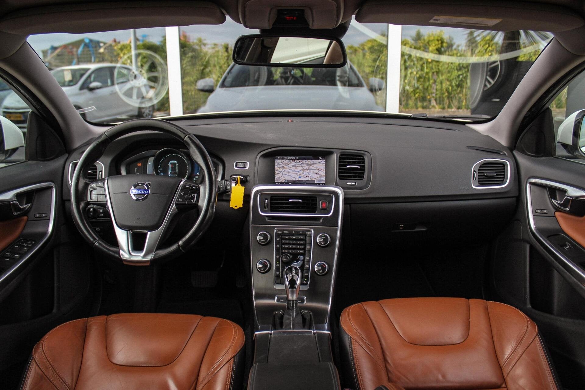 Volvo V60 2.4 D6 AWD Plug-In Hybrid Summum | 3e eigenaar | N, Auto's, Automaat, Automatische klimaatregeling, Wit, Vierwielaandrijving