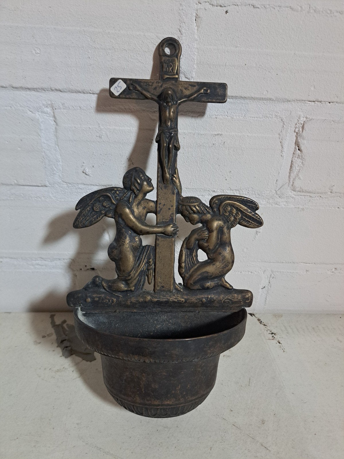 Antiek bronzen kruisbeeld met engelen en wijwaterbakje, Ophalen of Verzenden