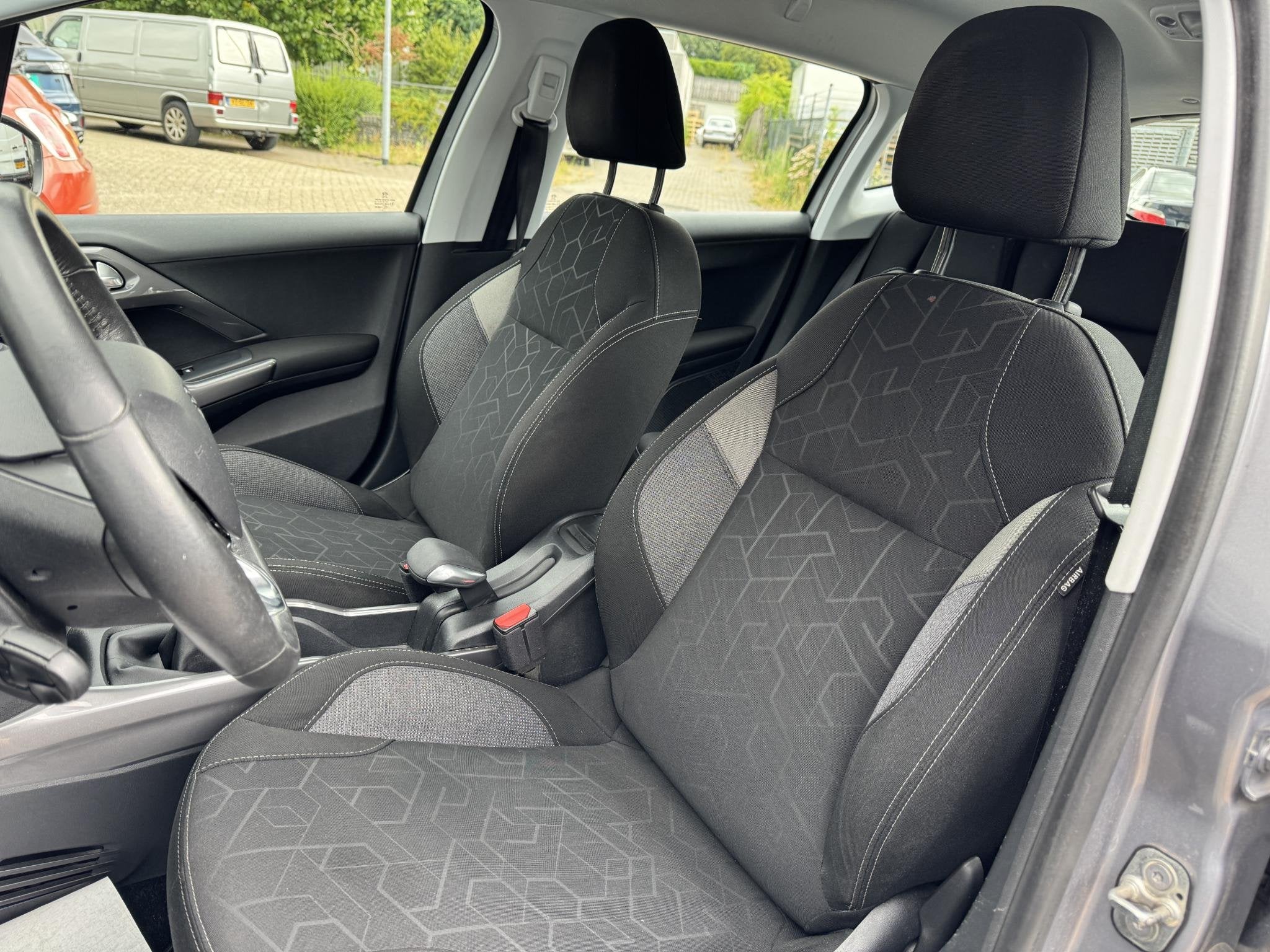 Peugeot 2008 1.2 PureTech NW DISTRIBUTIE-AIRCO-CLIMA-PDC-DAB, Auto's, Voorwielaandrijving, Euro 5, Stof, 1199 cc