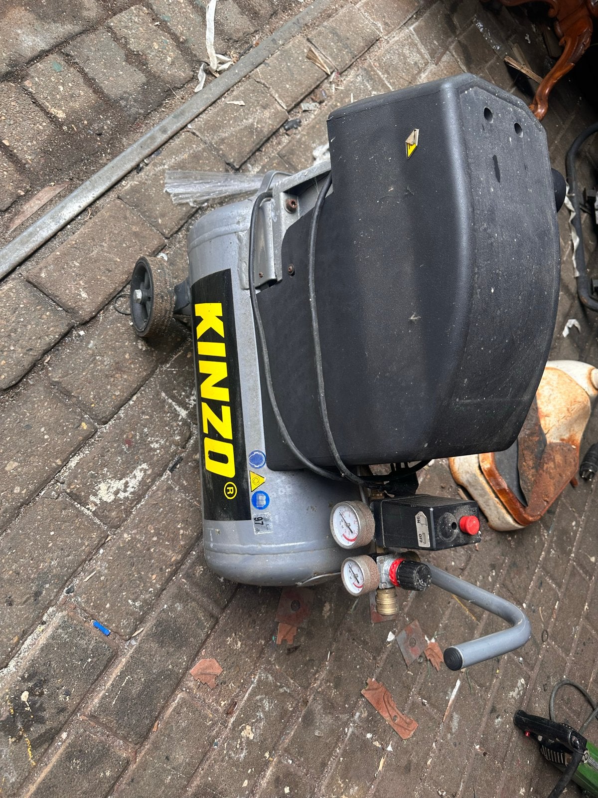 Kinzo Compressor - Compact en Mobiel, Ophalen, Gebruikt, 6 tot 10 bar, Minder dan 200 liter/min