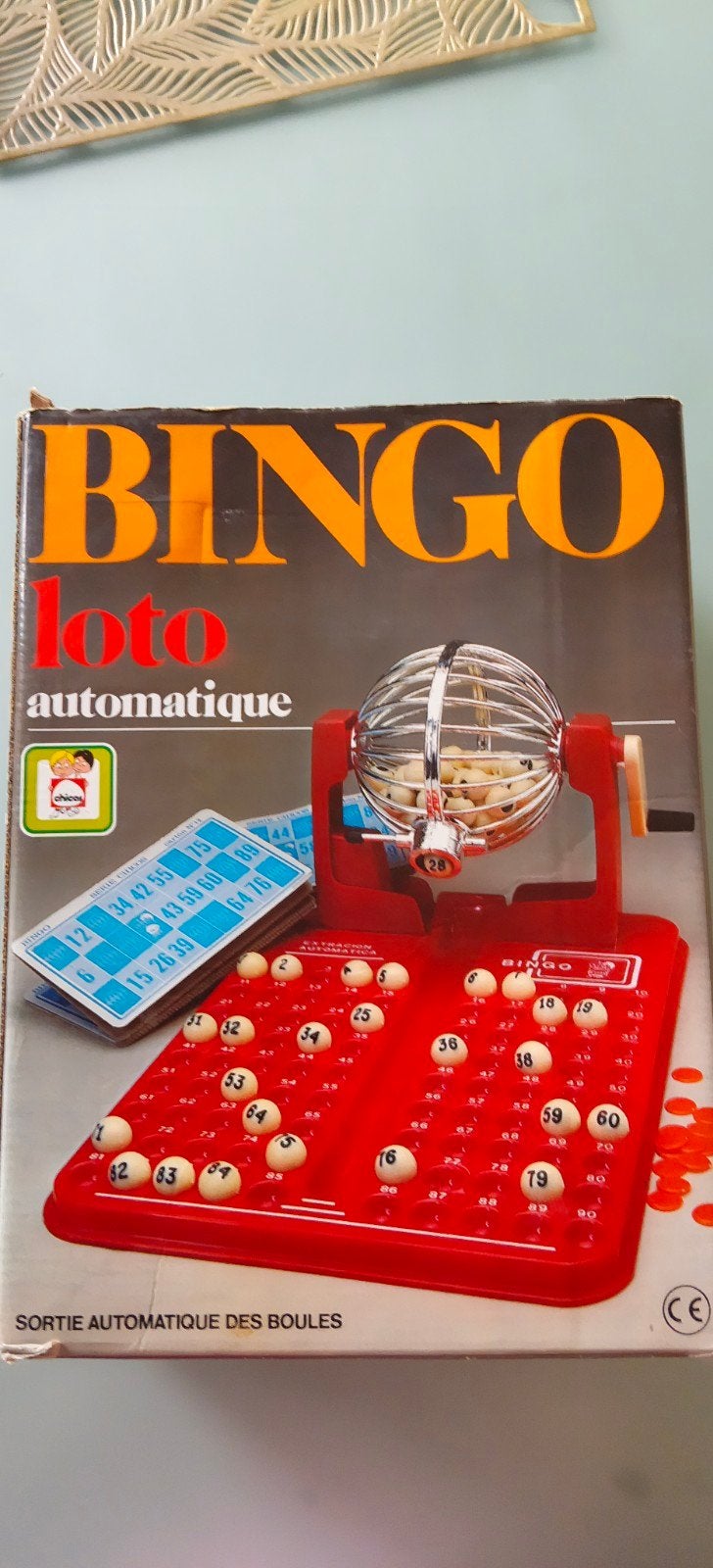 Bingo apparaat met Bingo kaarten en balletjes en fiches., Ophalen