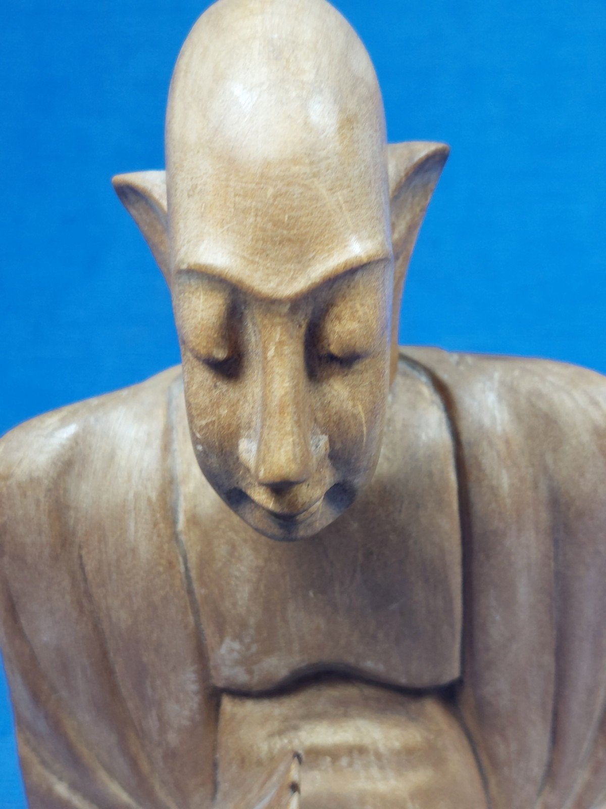 Oosters houtsnijwerk van een biddende monnik., Antiek en Kunst, Ophalen of Verzenden
